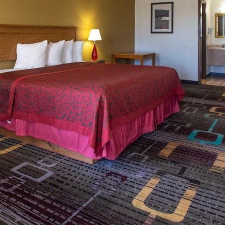 Days Inn By Wyndham Clinton Bagian luar foto