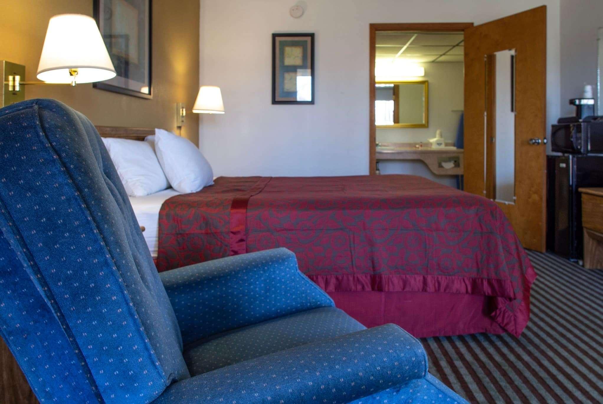 Days Inn By Wyndham Clinton Bagian luar foto