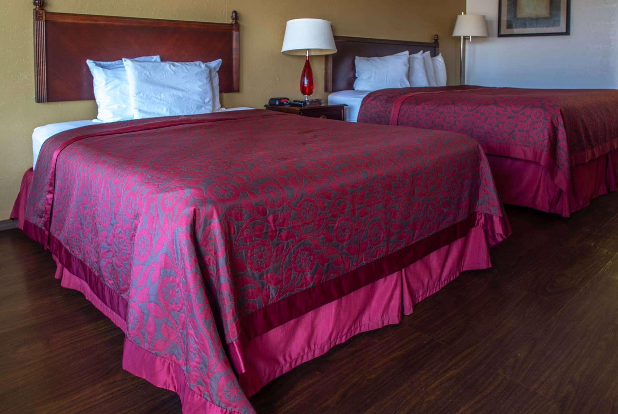 Days Inn By Wyndham Clinton Bagian luar foto