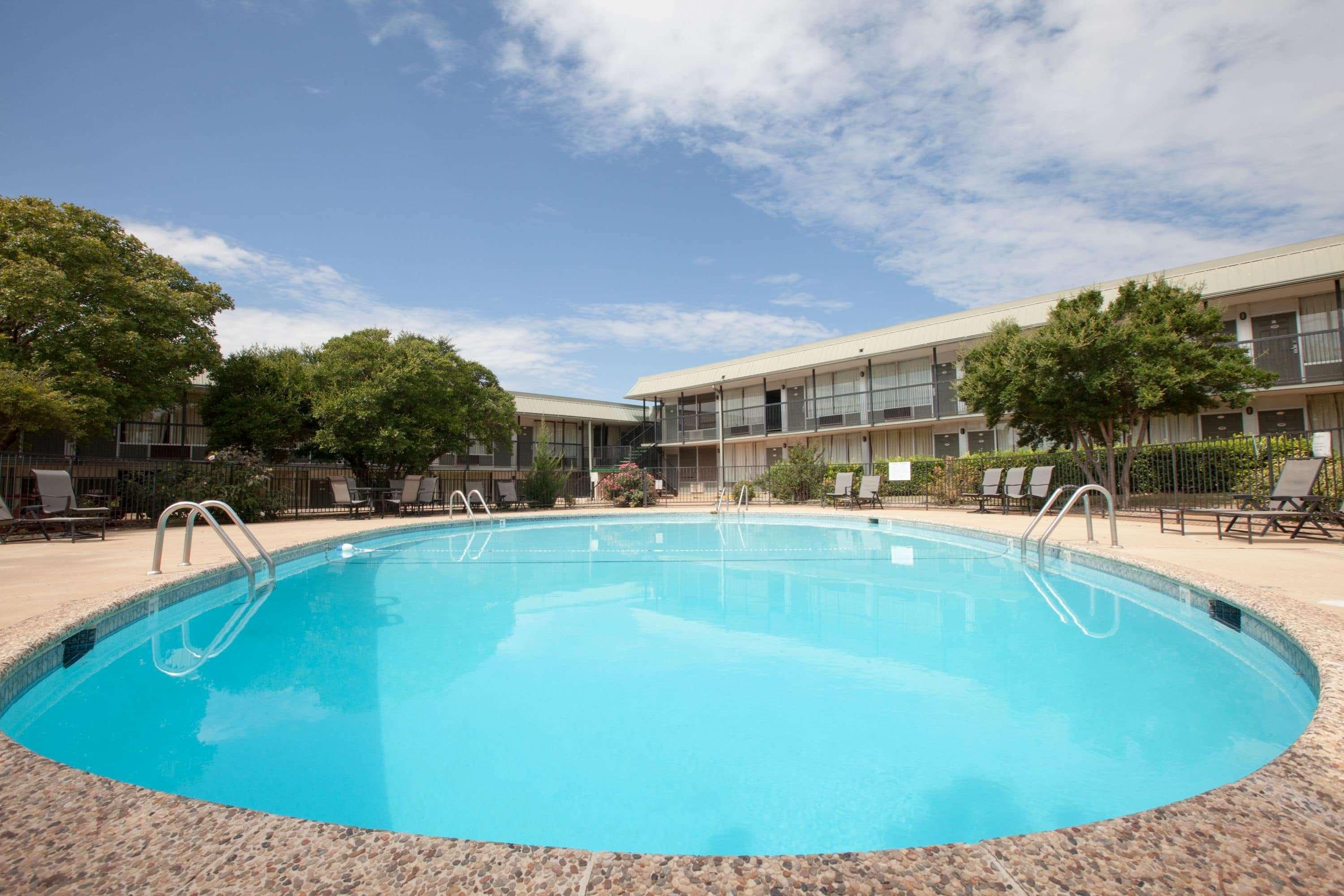 Days Inn By Wyndham Clinton Bagian luar foto