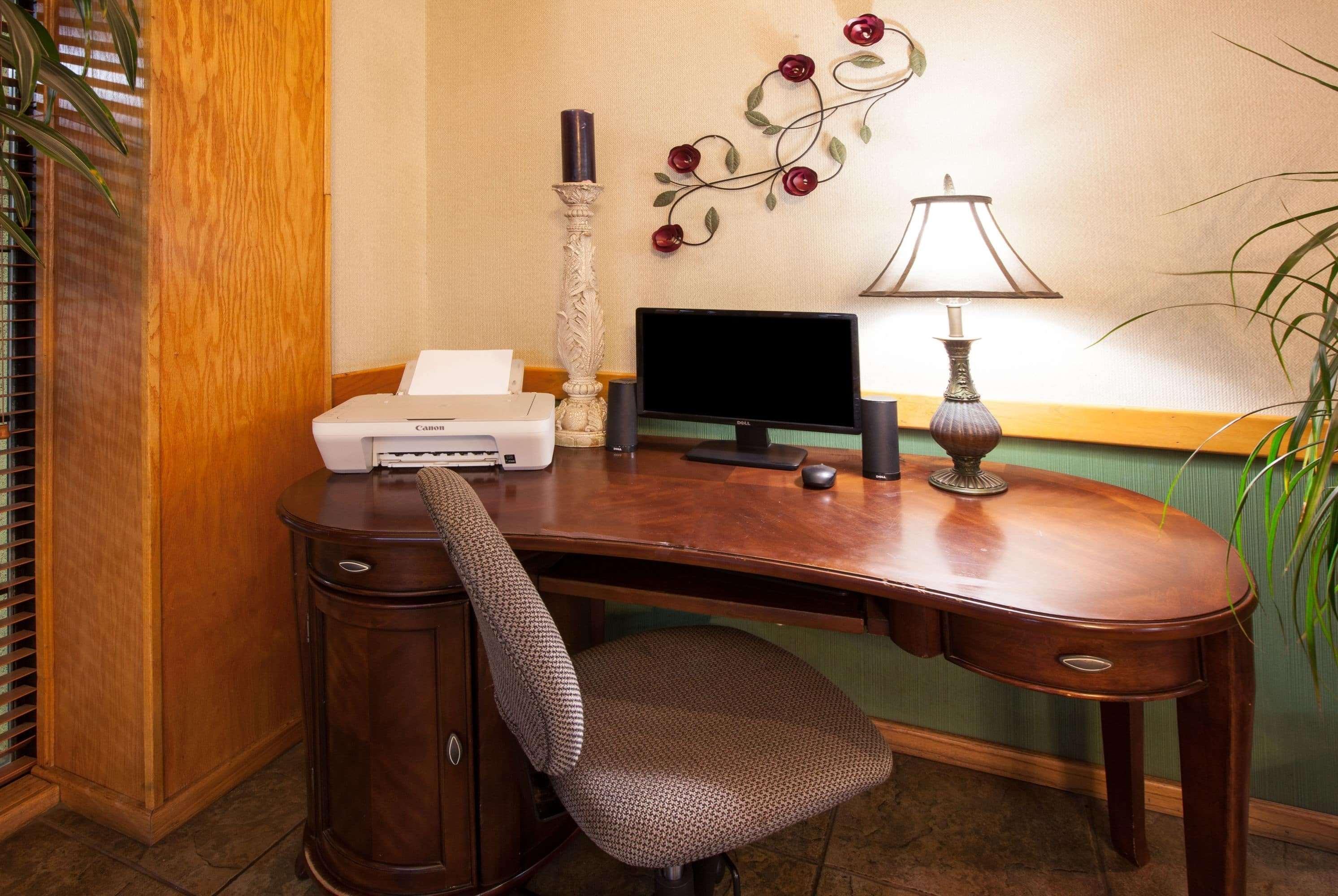 Days Inn By Wyndham Clinton Bagian luar foto