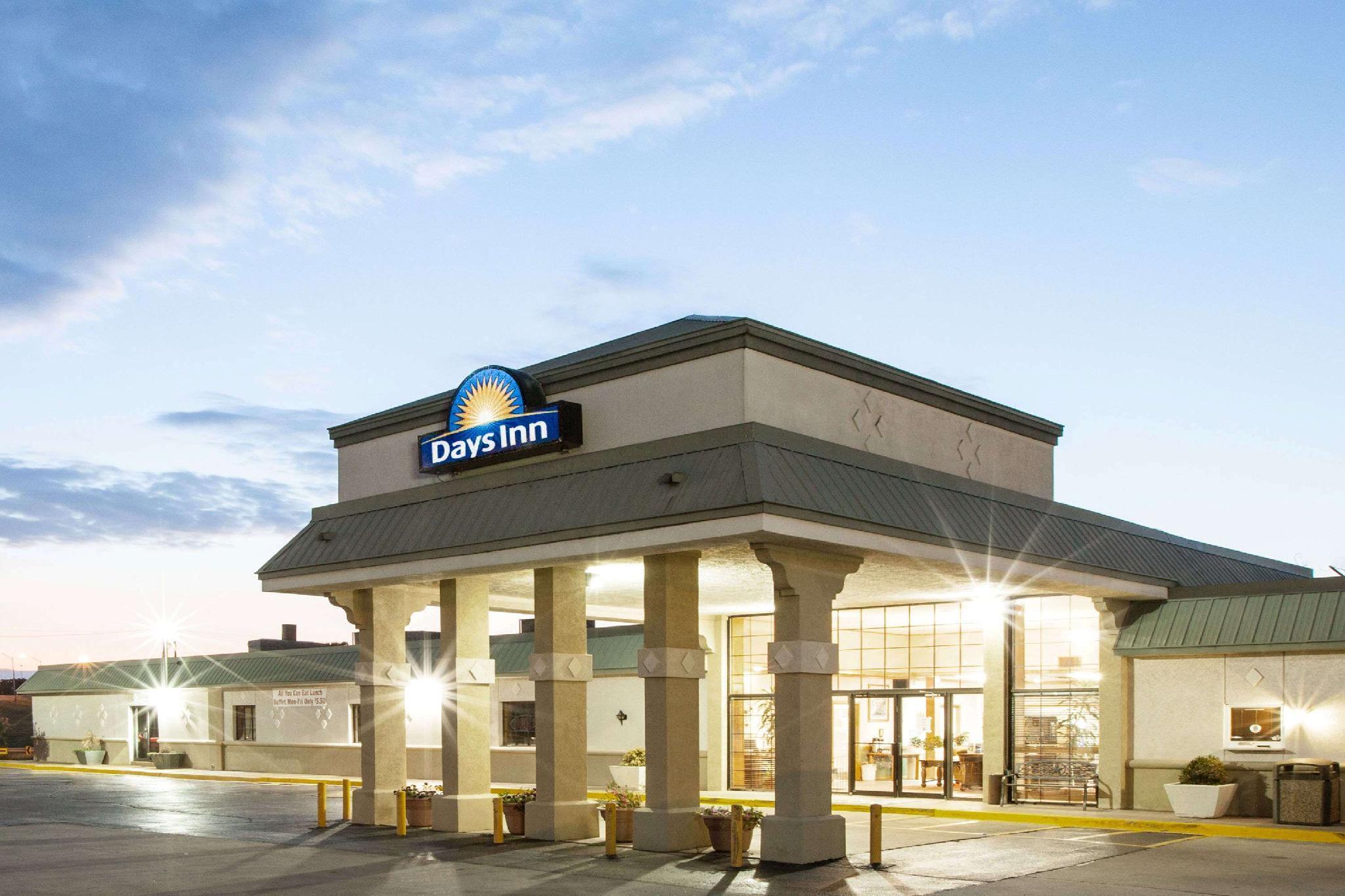 Days Inn By Wyndham Clinton Bagian luar foto