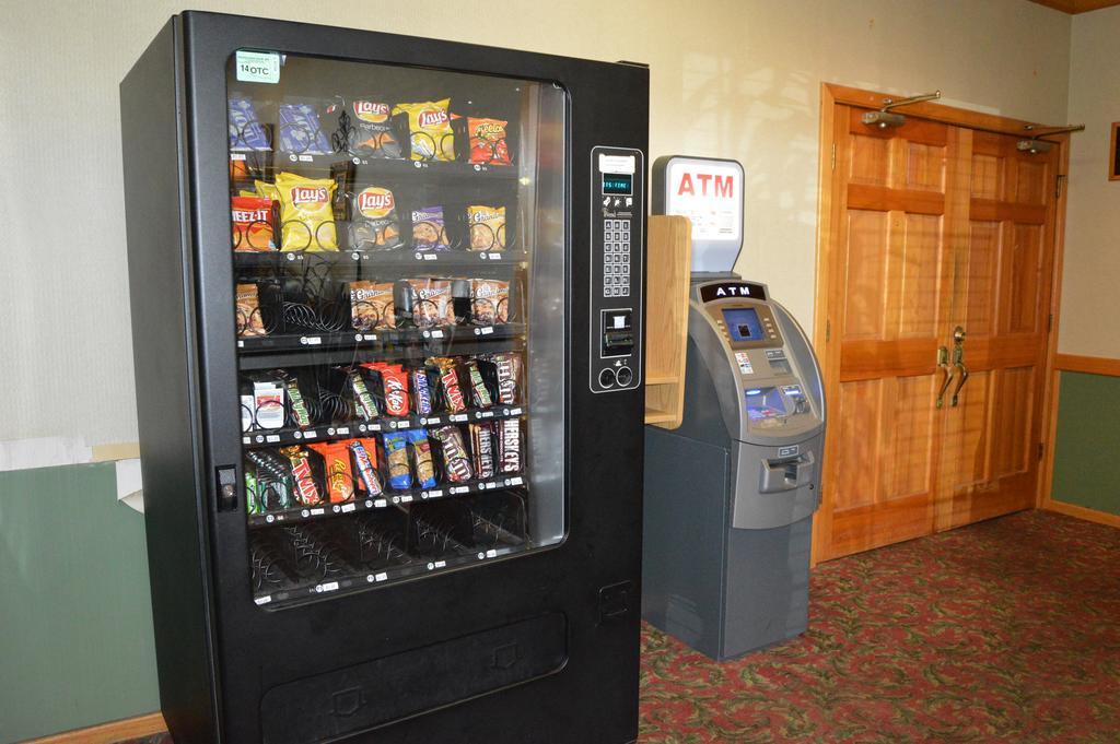 Days Inn By Wyndham Clinton Bagian luar foto