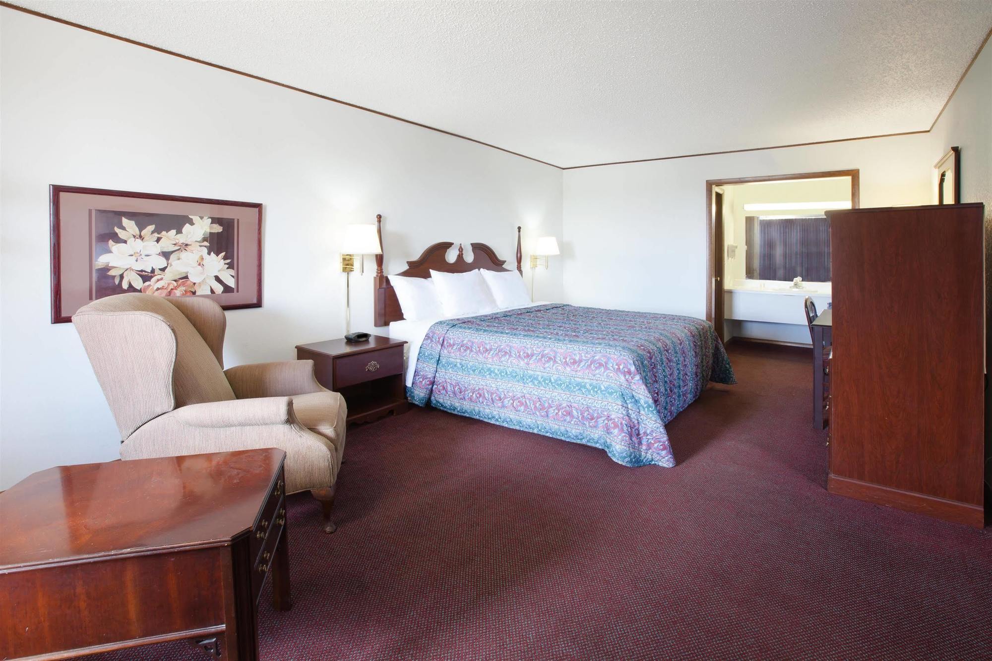 Days Inn By Wyndham Clinton Bagian luar foto