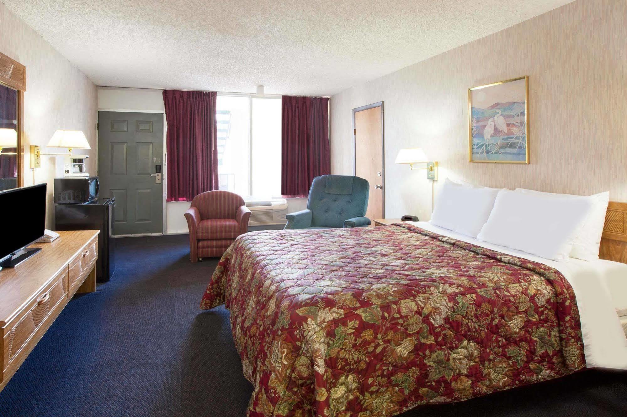 Days Inn By Wyndham Clinton Bagian luar foto