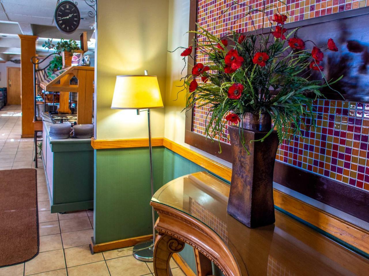 Days Inn By Wyndham Clinton Bagian luar foto