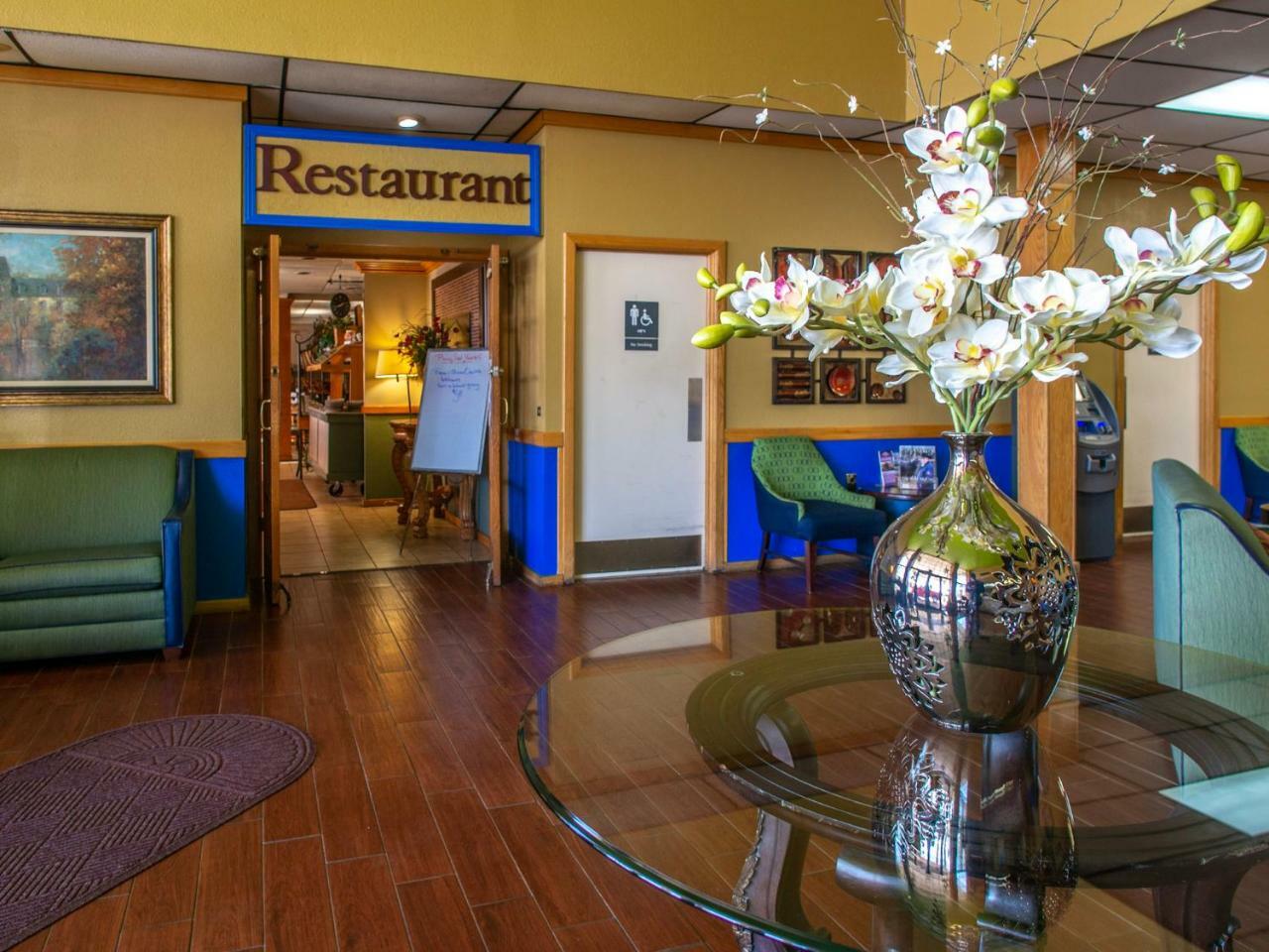 Days Inn By Wyndham Clinton Bagian luar foto