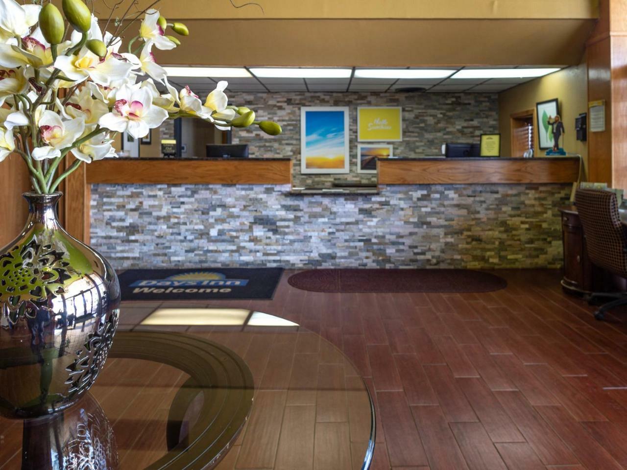 Days Inn By Wyndham Clinton Bagian luar foto